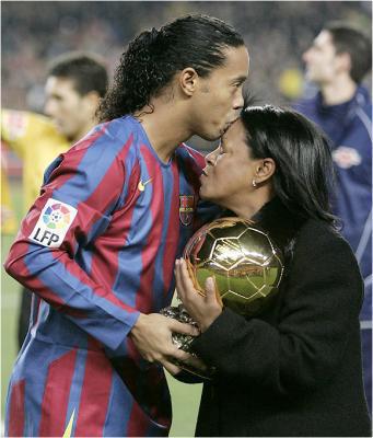 ronaldinho et sa m&eacute;re